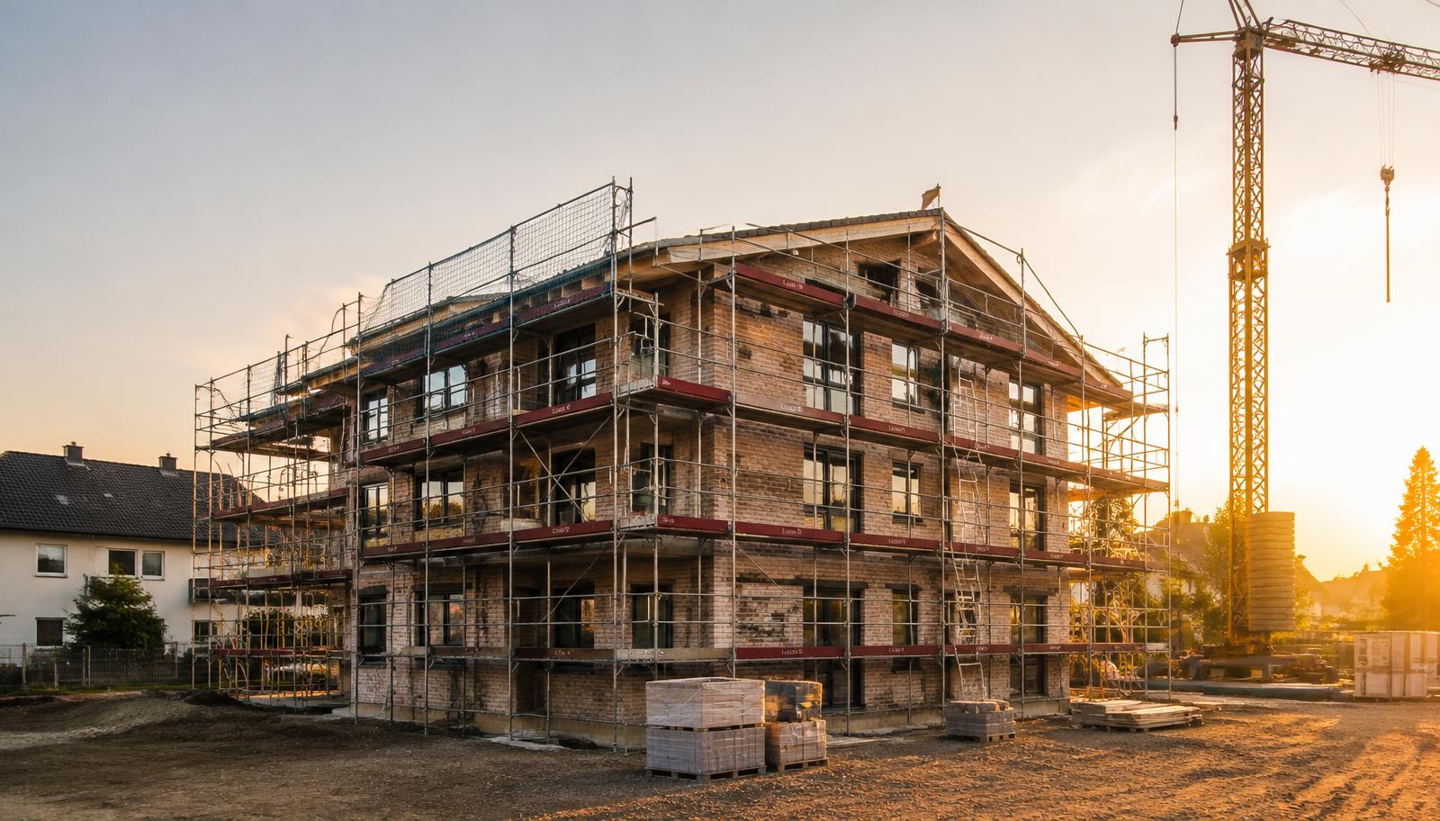 Rohbau eines Mehrfamilienhauses